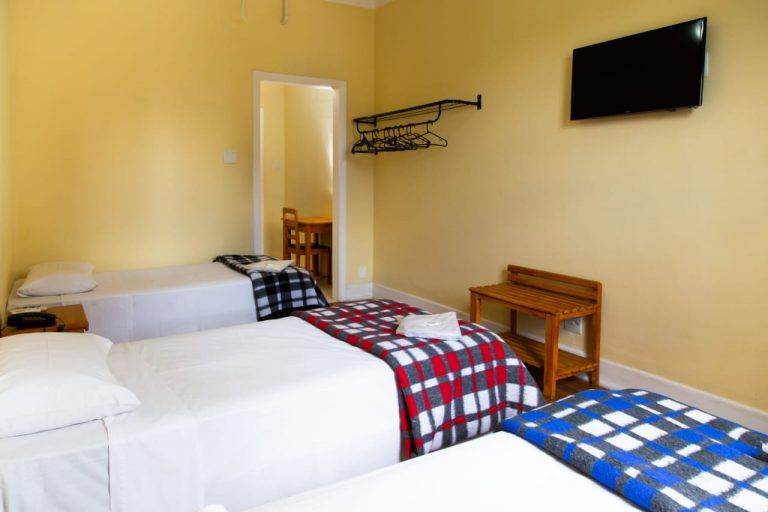 Quarto Triplo Standart do Hotel Carioca com três camas